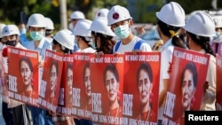 緬甸民眾2021年2月15日在首都內比都示威要求軍方釋放昂山素姬。（路透社資料圖）