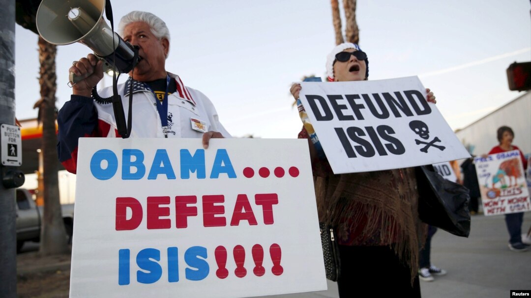 Raul Rodriguez Jr., left, of America First Latinos protests against the Islamic State group ahead of President Barack Obama's visit with the families of shooting victims in San Bernardino, Calif., Dec. 18, 2015. (REUTERS/Patrick T. Fallon)