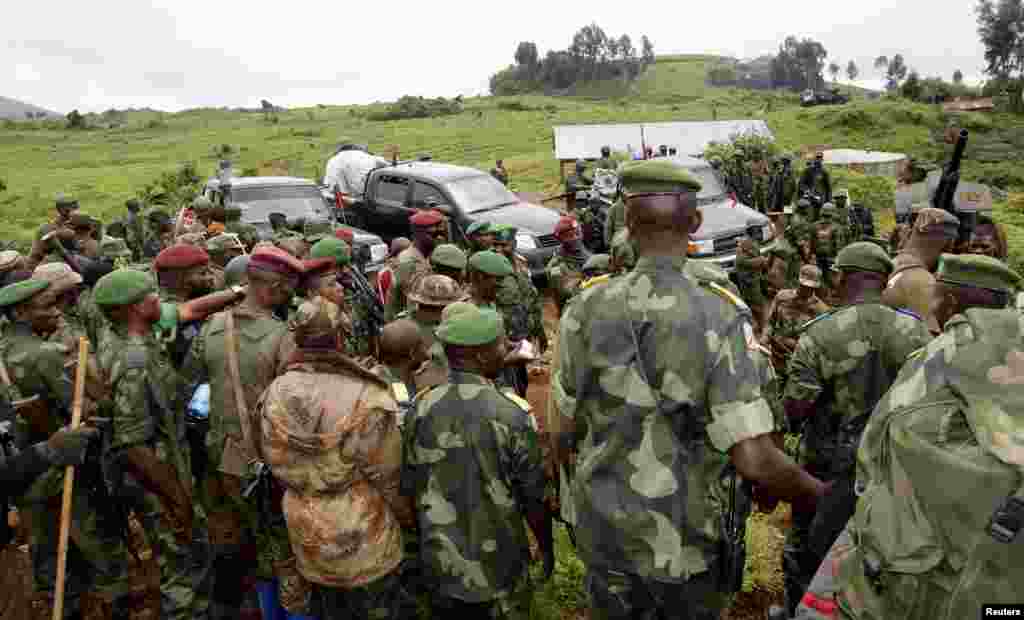 Congolese soldiers gather for a military briefing after M23 rebel fighters surrendered in Chanzo village near the eastern town of Goma, Nov. 5, 2013.