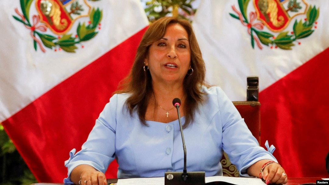 ARCHIVO: La presidenta de Perú, Dina Boluarte, se dirige a los medios de comunicación en Lima, Perú, el 10 de febrero de 2023.