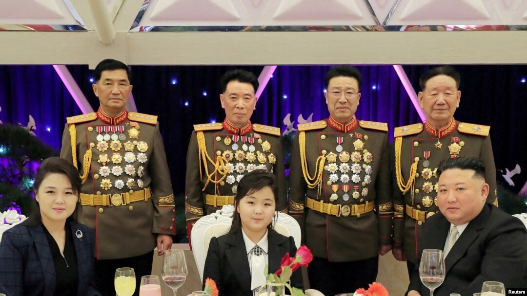 Kim Jong Un akiwa ameketi kulia pamoja na binti yake na mke wa wakati wa maadhinisho hayo.