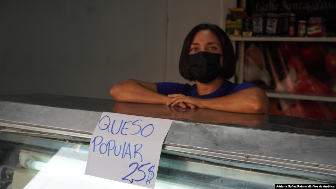 Sara Albero, de 38 años, dejó su empleo en la administración pública para llevar adelante una carnicería.