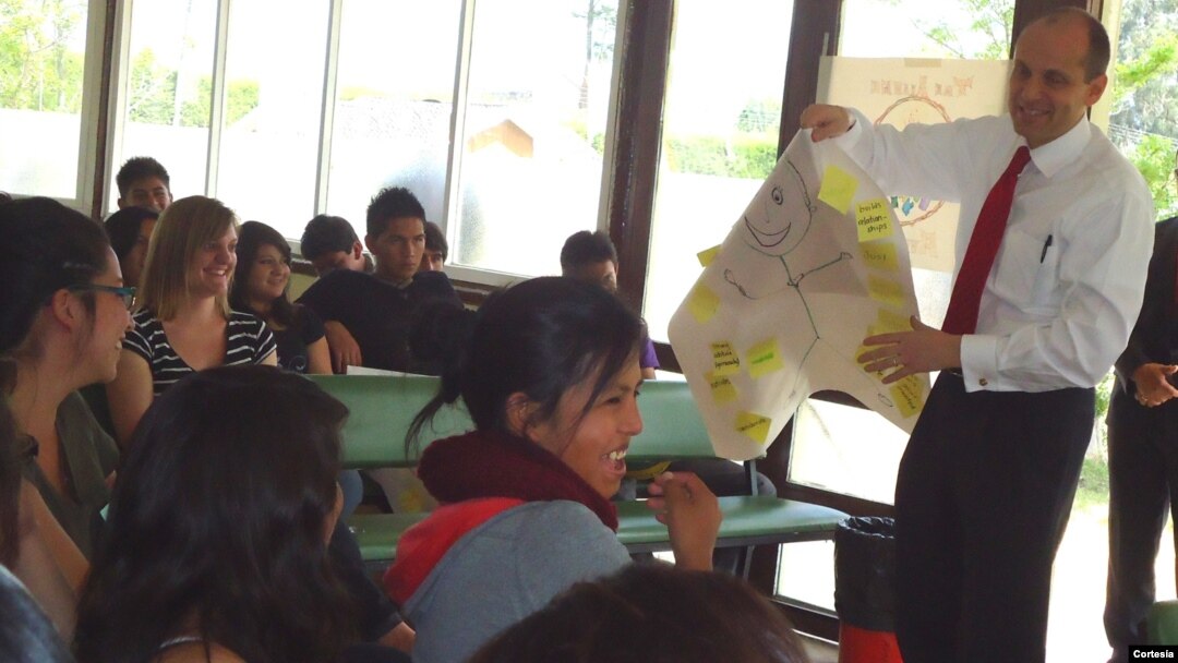 El embajador estadounidense en Quito, Ecuador, Adam Namm participa de un campamento con estudiantes del programa de inglés.