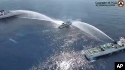 菲律賓海警隊提供的照片顯示，其一艘船2024年4月30日受到兩艘中國海警船的水砲夾擊。