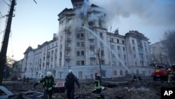 Wazima moto wakifanya kazi baada ya mashambulizi ya Russia mjini Kyiv, Machi 21, 2024, picha ya AP