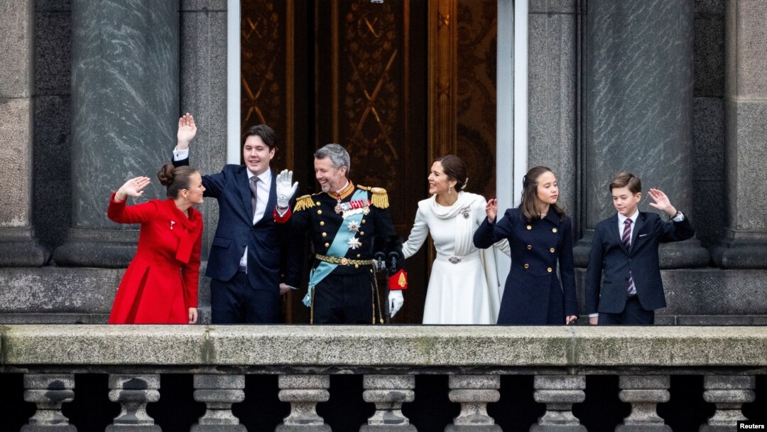 El nuevo rey de Dinamarca, Federico X, saluda desde un balcón del Palacio de Christiansborg, junto a su esposa y sus hijos, en Copenhague, el 14 de enero de 2024.