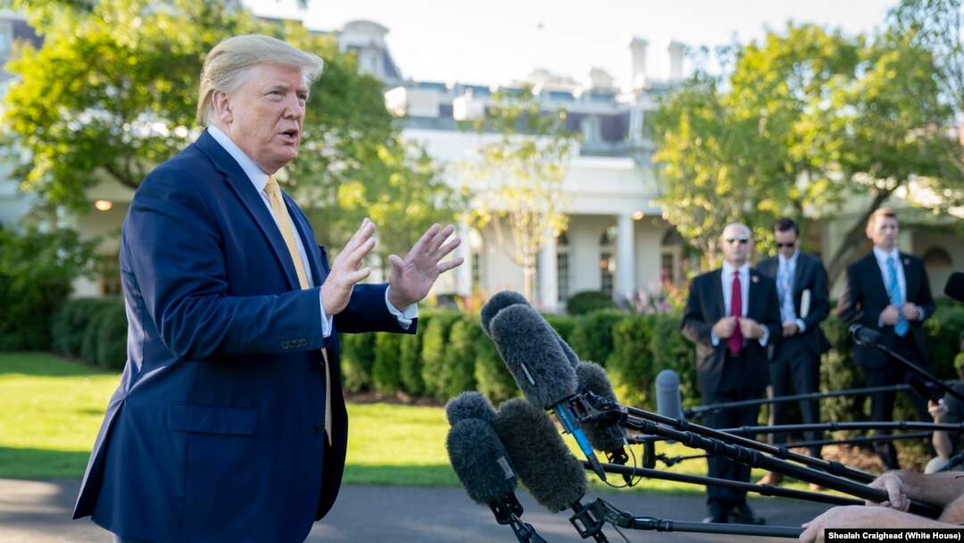 Rais Donald Trump akiongea na waandishi wa habari White House Octoba 11, 2019.