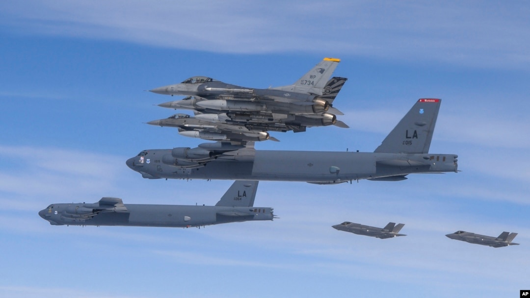 ARCHIVO: Bombarderos estadounidenses B52 vuelan junto a jets F16 y F35A de la Fuerza Aérea de Corea del Sur en ejercicios el 14 de abril de 2023.
