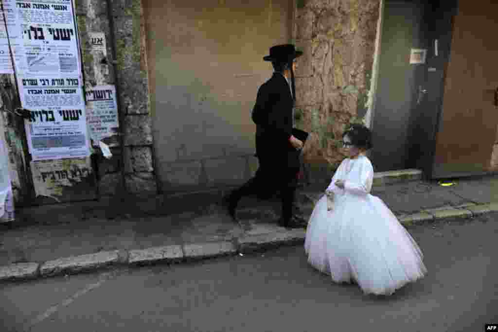 Ultra-Orthodox Jewish children dressed in costumes participate in a school parade celebrating Purim, two days ahead of the official holiday, in the Mea Shearim neighbourhood in Jerusalem, March 19, 2019.