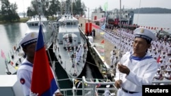 柬埔寨海軍士兵在西哈努克省雲壤海軍基地舉行的移交儀式上在一艘中國海軍巡邏艦上升起柬埔寨國旗。 （2007年11月7日）