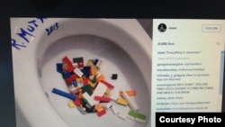 艾未未將樂高積木倒在馬桶中(艾未未Instagram圖片)