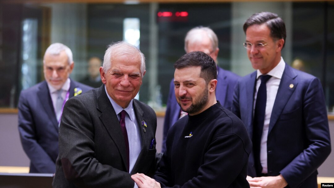 El responsable de política exterior de la UE, Josep Borrell, saluda al presidente ucraniano Volodymyr Zelenskyy en una reunión de líderes europeos en Bruselas, Bélgica, el 9 de febrero de 2023.