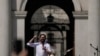 ARCHIVO - El presidente de Chile, Gabriel Boric, pronuncia un discurso ante sus partidarios durante un mitin frente al palacio presidencial de La Moneda en Santiago, Chile, el sábado 30 de septiembre de 2023.