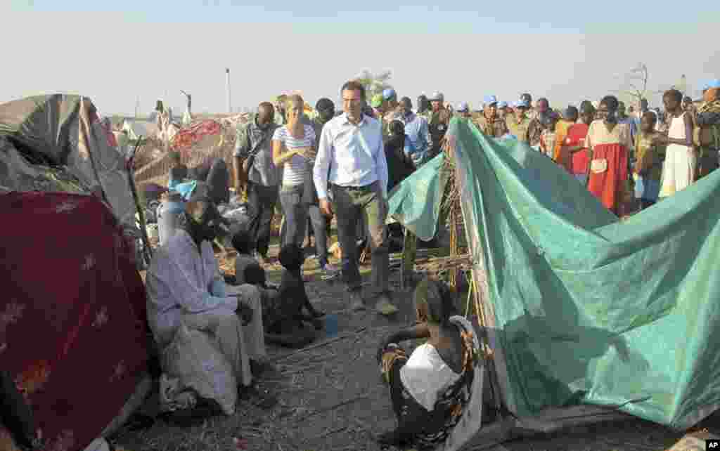 O Chefe da ONU para a ajuda humanitária no Sudão do Sul, Toby Lanzer, foi verificar a situação no campo de refugiados em Bentiu. Sudão do Sul, Dez. 24, 2013. (UNMISS)