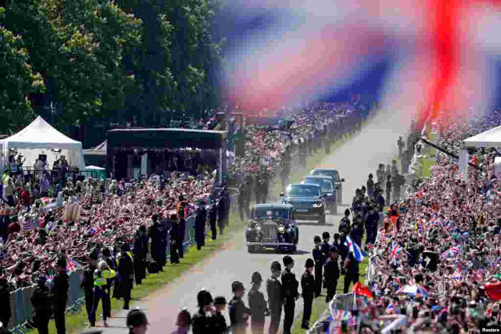 Meghan Markle conduzida para a capela de S. George no castelo de Windsor. 19 de Maio 2018 