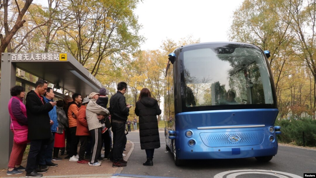 2018年11月2日在北京海淀區新百度AI公園的無人車體驗站，乘客準備乘坐阿波羅自動駕駛系統的百度自駕車。