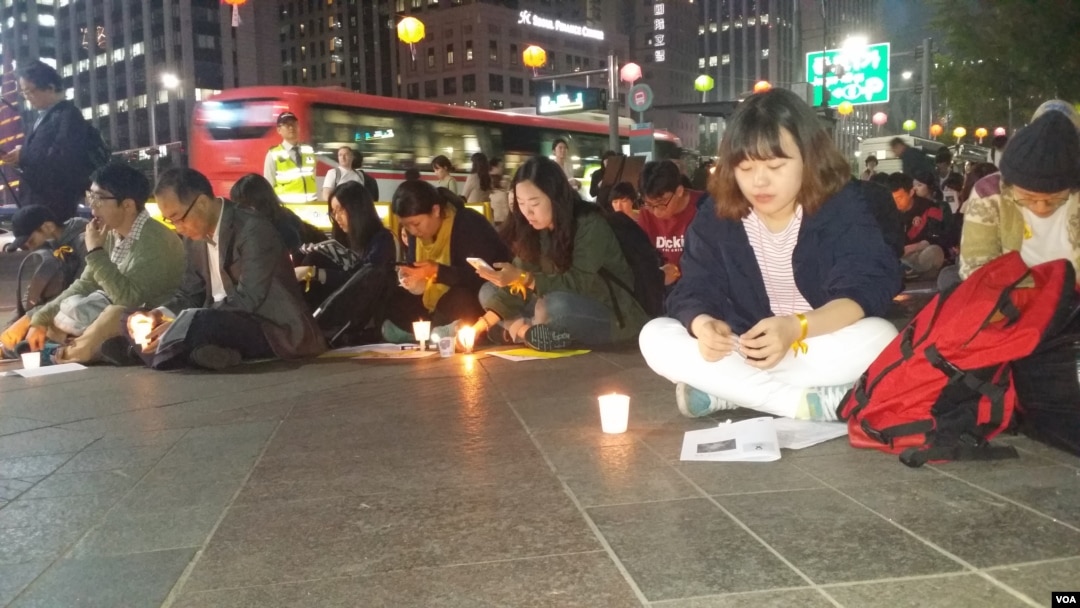 세월호 희생자들을 애도하고 실종자들의 무사 귀환을 염원하는 시민촛불기도회가 24일 서울 광화문에서 열렸다. (자료사진)