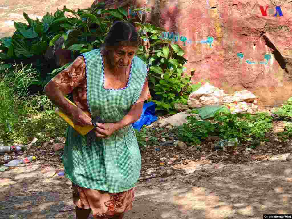 Imagen de un familiar de Yeni que está a camino para hacer tortillas 