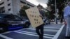 Un manifestante sostiene un cartel en apoyo de la fiscal Fani Willis frente al juzgado Lewis R. Slaton antes de la esperada acusación contra el ex presidente estadounidense Donald Trump, el 14 de agosto de 2023 en Atlanta, Georgia.
