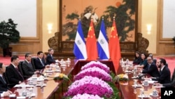 China y El Salvador firmaron una serie de acuerdos de cooperación no reembolsable que permitirá la realización de varias obras de infraestructura en el país centroamericano a cambio del apoyo de este a China acerca de su soberanía sobre Taiwán. Foto AP.