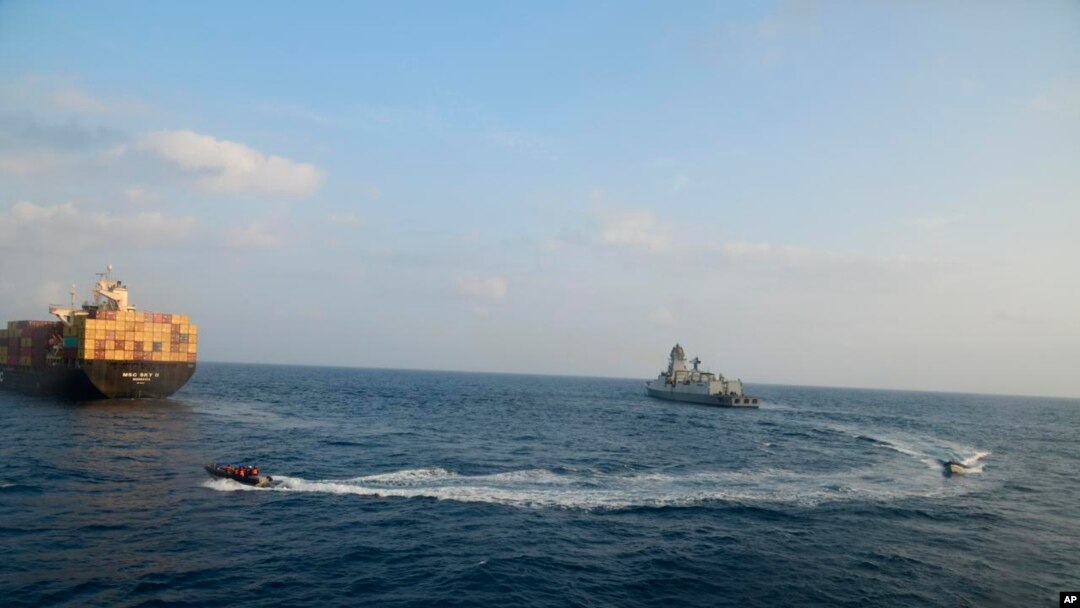 En esta imagen, distribuida por la Armada de India en X, un equipo de bomberos del INS Calcuta responde a un incendio en un mercante con bandera de Liberia, el MSC Sky II, provocado por un supuesto ataque con un dron o un misil en el Golfo de Adén, el 5 de marzo de 2024.