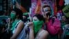 Activistas por el derecho al aborto ven en una pantalla grande a legisladores en sesión fuera del Congreso en Buenos Aires, Argentina, el viernes 11 de diciembre de 2020. 