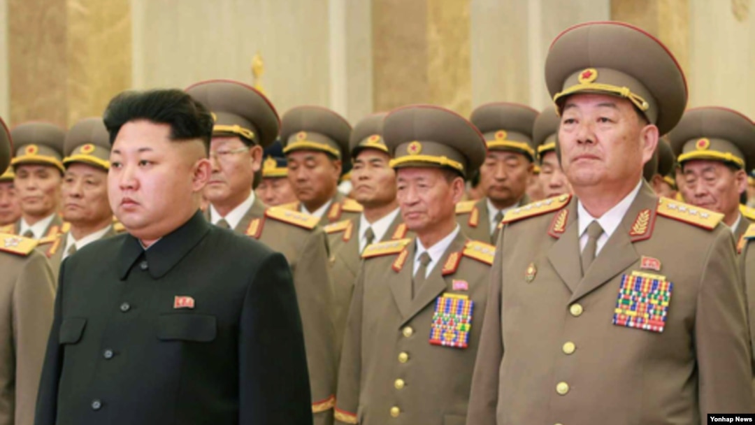 북한 현영철 인민무력부장이 불경죄로 총살됐다고 지난 13일 한국 국정원이 밝혔다. 사진은 지난 2월 16일 김정은 북한 국방위원회 제1위원장과 현영철 북 인민무력부장(오른쪽 앞)이 광명성절(김정일의 생일)을 맞이해 금수산태양궁전을 참배하고 있는 모습.