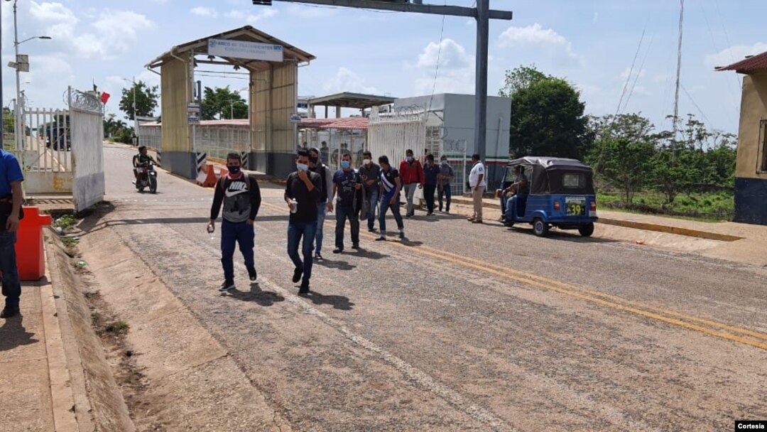 Autobuses desde México llevan a migrantes guatemaltecos al punto fronterizo de El Ceibo, Guatemala. Foto cortesía del Instituto Guatemalteco de Migración.