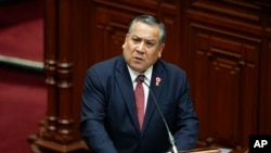 ARCHIVO - El primer ministro Gustavo Adrianzen pide un voto de confianza en el Congreso, en Lima, Perú, el miércoles 3 de abril de 2024.