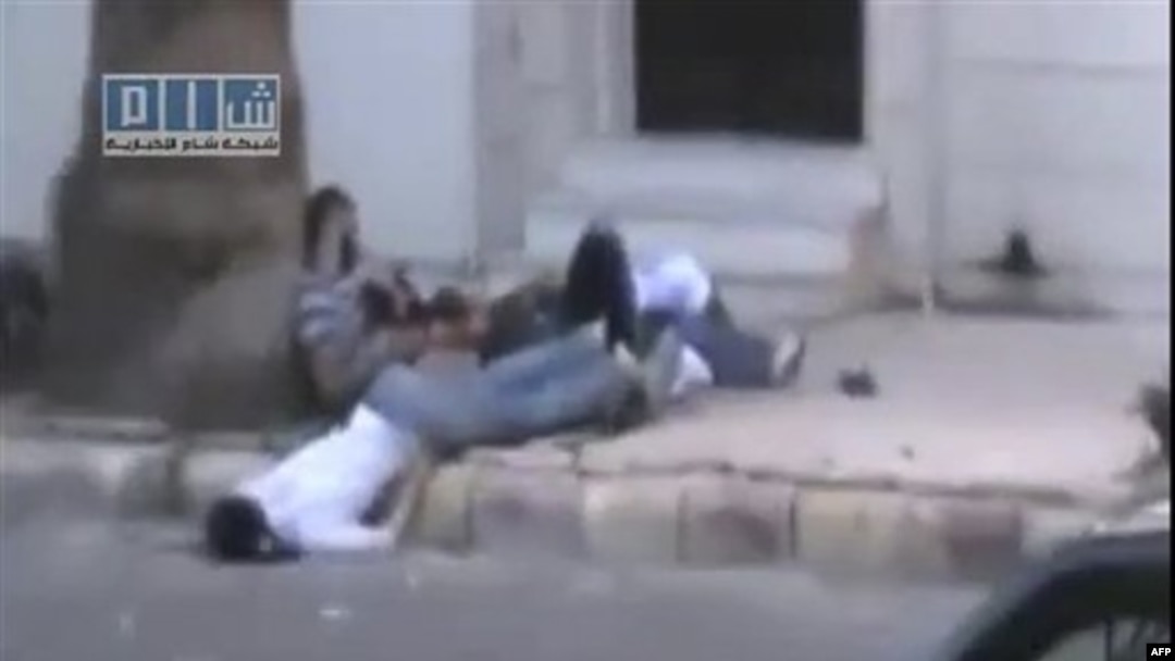 Humus'ta sokaklardaki ölü ve yaralıları gösteren amatör video görüntüleri