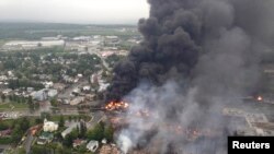 El tren siguió ardiendo un día después del siniestro. 