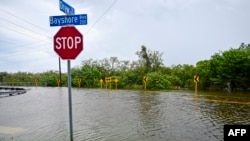 Muchas calles de la ciudad de Tampa quedaron inundadas tras el paso del huracán Idalia, el 30 de agosto de 2023.