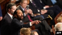 Ilunga lePhalamende uAl Green (D-TX) (L) uxotshiwe eCongress ngemva kokuphazamisa umbiko kaMongameli Donald Trump eWashington, DC, mhlaka 4, mbimbitho 2025. (Photo by ALLISON ROBBERT / AFP)
