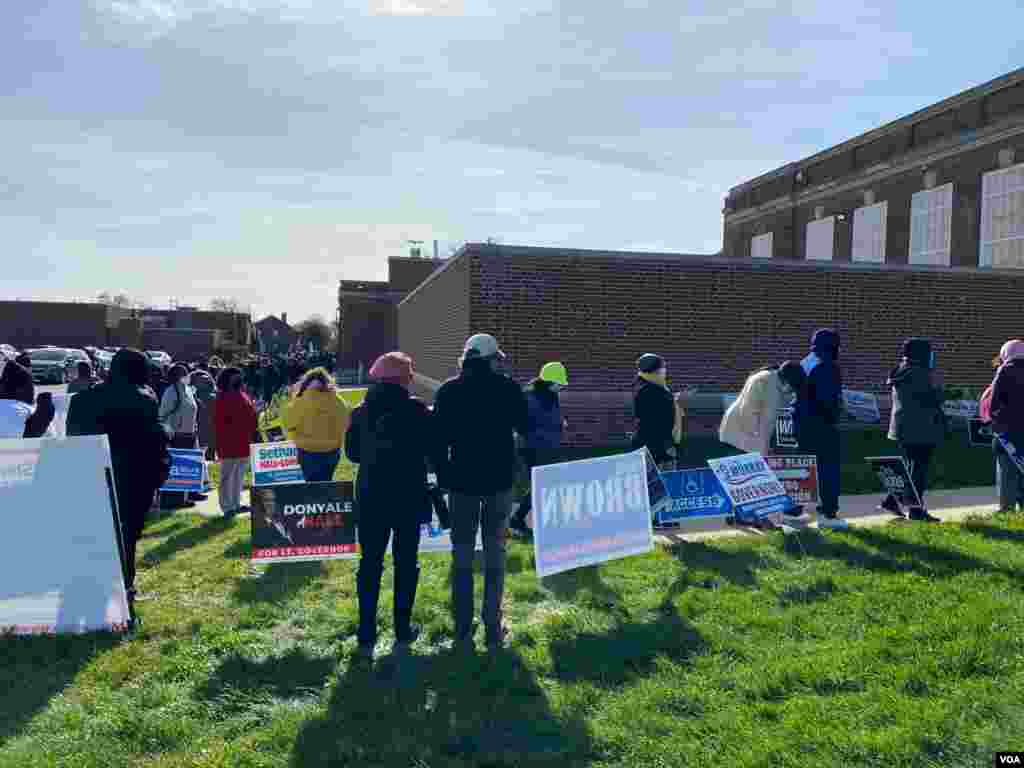 People line up to vote at DuPont Middle School in Wilmington, Delaware, Nov. 3, 2020. (Photo: Carolyn Presutti / VOA)