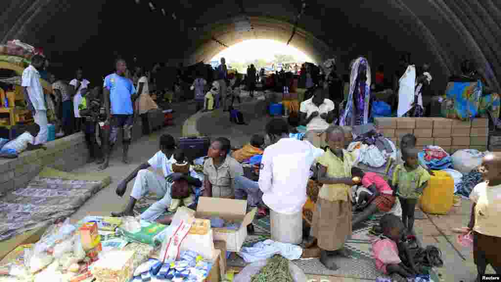 Famílias deslocadas de guerra no Sudão do Sul estão no campo de refugiados instalado pela ONU em Jabel, nos arredores de Juba. Dez. 23, 2013.