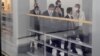 El senador estadounidense Joe Manchin es visto a través de una ventana de vidrio de un vagón de metro mientras recorre las entrañas del Capitolio después de una reunión con funcionarios de la Casa Blanca, el 27 de octubre de 2021.