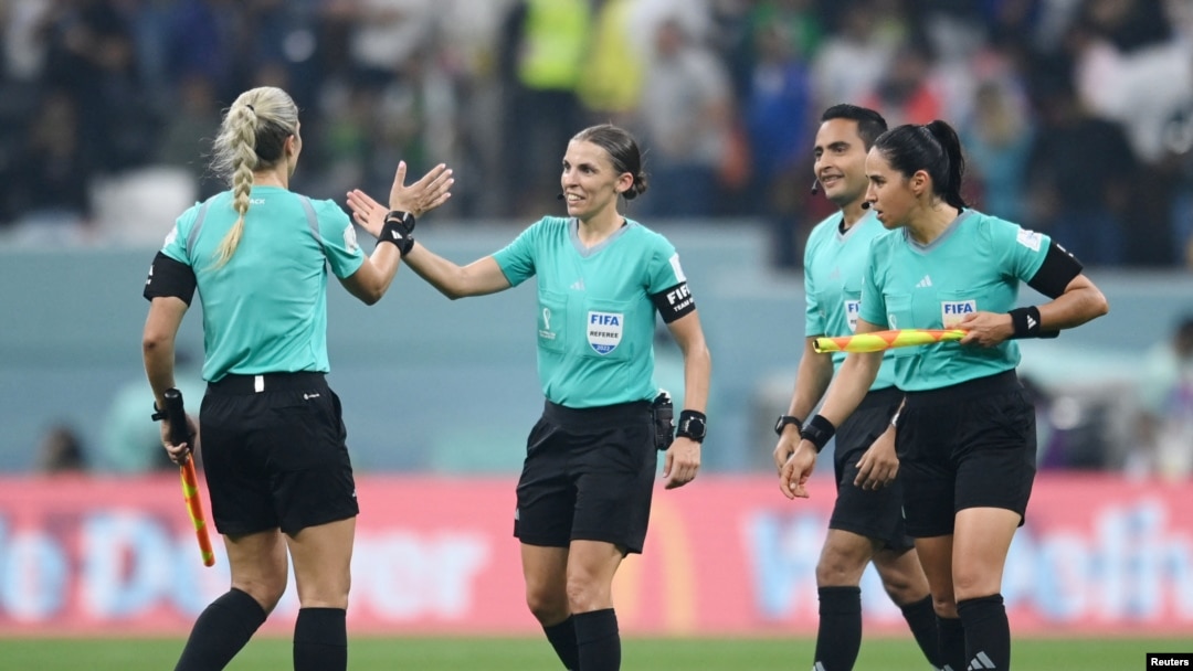 El cuarteto arbitral que comandó el encuentro entre Costa Rica y Alemania, con un solo varón y con Stephanie Frappart al frente, en el estadio Al Bayt, en Al Khor, Qatar, el 1 de diciembre de 2022.