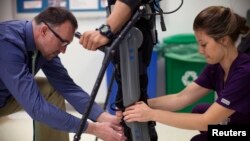 El ReWalk consiste en una estructura de metal que se lleva ajustada y da soporte a las piernas y parte del torso.