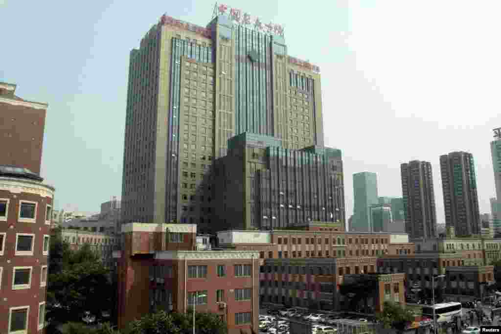 7月13日,沈阳中国医科大学附属第一医院。中国当局说身患肝癌的刘晓波在这里接受治疗。当天 医院周边的情况极为异常,大批便衣和警察出现在医院周边,包括医院外的公交专用车道停放多辆警车,还有一些没有警方标志的轿车和商务车,直到晚上七点多才撤离。