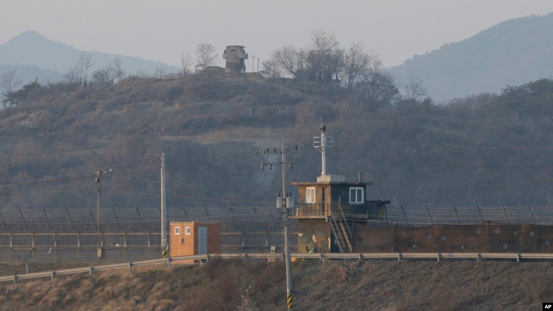 지난 2016년 한국 경기도 파주 인근 비무장지대(DMZ)에서 남북 초소가 마주보고 있다. 