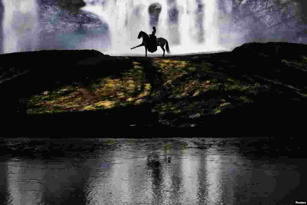 A horse and rider perform during a &quot;sneak peek&quot; performance of Cavalia&#39;s show &quot;Odysseo&quot; in Somerville, Massachusetts, USA, Aug. 6, 2013. The show, which features 63 horses and 47 human artists, acrobats, riders and performers, opens its Boston-area performance on Aug. 7, 2013