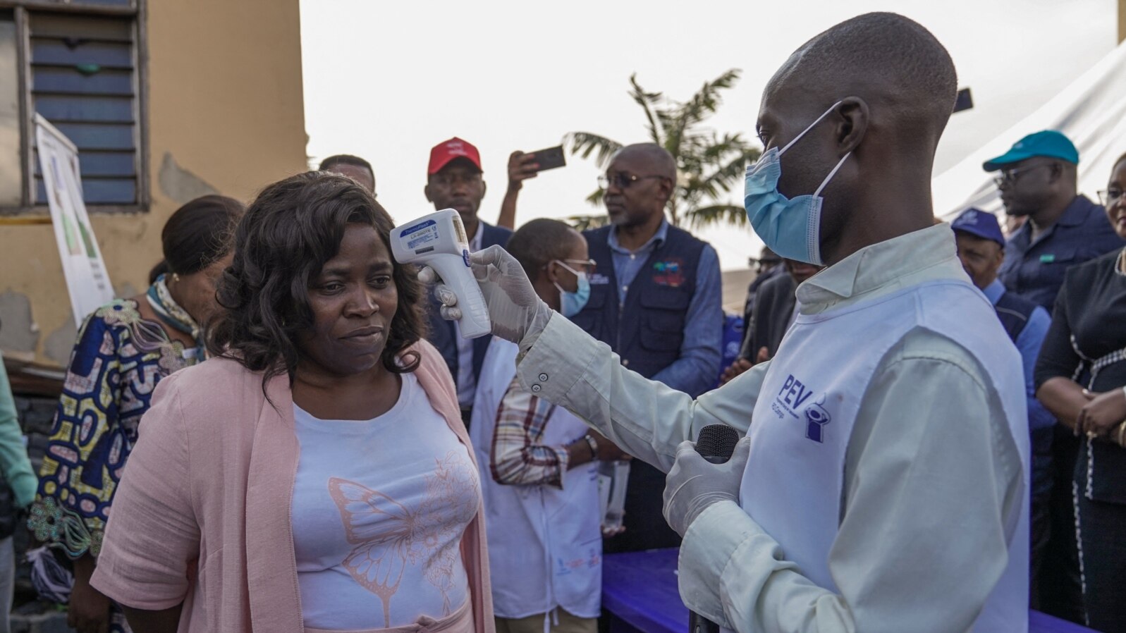 Afisa wa serikali akichukua vipimo vya joto wakati wa uzinduzi wa kampeni ya chanjo ya mpox huko DRC October 5, 2024. Picha na AFP 