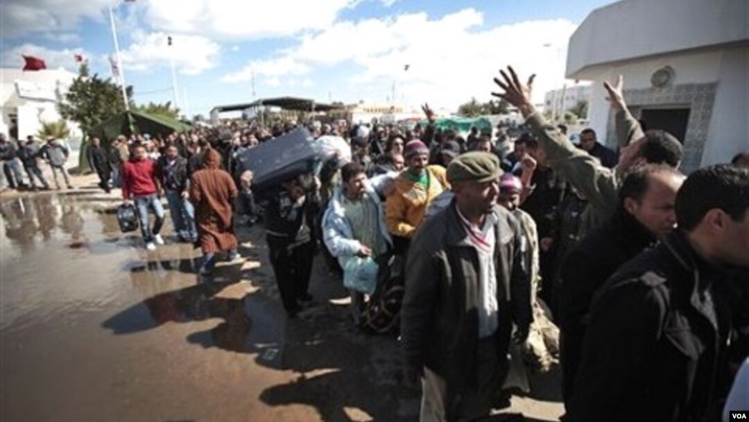 La crisis en Libia comienza a producir el fenómeno de los desplazados, cuando miles inician un verdadero "éxodo", abandona el país.
