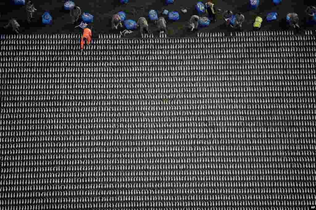 72,396 shrouded figures made by British artist Rob Heard, are laid out for his piece of commemorative art 'Shrouds of the Somme' to mark the upcoming centenary of the end of World War I, in the Queen Elizabeth Olympic Park, London.