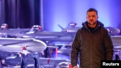 El presidente de Ucrania, Volodymyr Zelenskiy, visita una exposición de nuevos drones-misiles Peklo de fabricación ucraniana, en el Día de las Fuerzas Armadas de Ucrania, en medio del ataque de Rusia en Kiev, la capital, el 6 de diciembre de 2024.