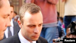 Oskar Pistorijus izlazi iz sudnice u Pretoriji, 10. aprila 2014. 