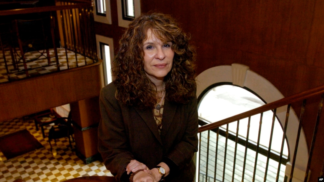 En esta foto de archivo del 30 de abril de 2005, la autora nicaragüense Gioconda Belli posa para un retrato en un hotel en Bogotá, donde asiste a una feria del libro para promocionar su novela histórica sobre Juana la Loca.