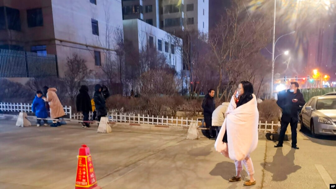 中國青海省西寧市的居民地震發生後站在街頭觀望（2022年1月8日）