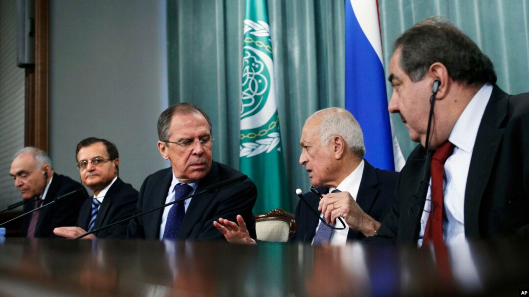 Secretary-General of the Arab League Nabil Elaraby, (2R), speaks to Russian Foreign Minister Sergey Lavrov, (3L), as other Arab League diplomats look on during their news conference in Moscow, Russia, February 20, 2013.