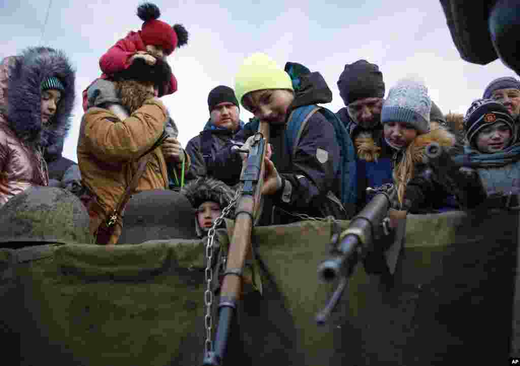 Children aim with World War II Soviet guns during a military exhibition marking the 75th anniversary of the end of the Siege of Leningrad during World War II, at the Dvortsovaya (Palace) Square in in St.Petersburg, Russia.